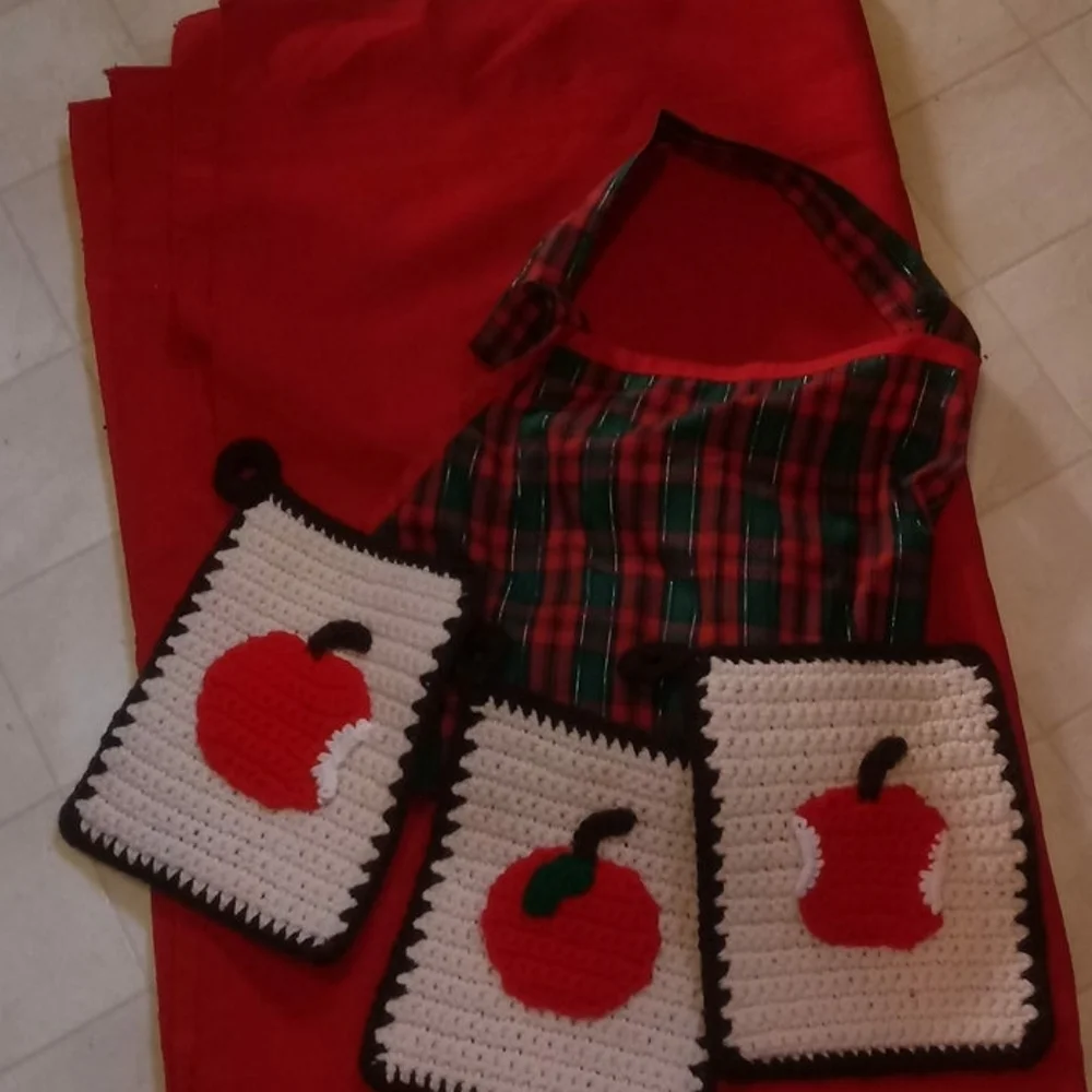 Holiday tablecloth,apron& pot holders